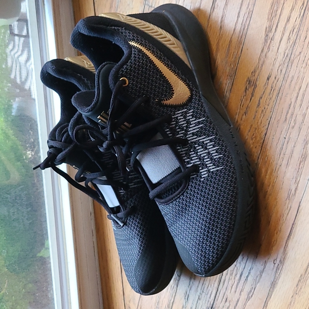 Nike Kyrie Irving Flytrap 2 size 8 shoe sku A04436004
